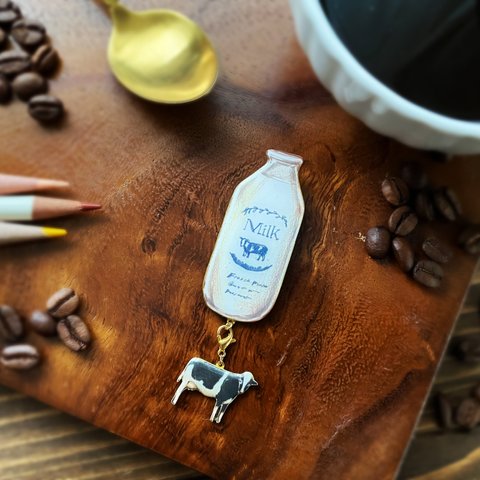 揺れるcowチャーム付きMILKブローチ【受注生産】