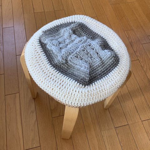 ニットのスツールカバー✳︎手編みのスツールカバー✳︎毛糸のスツールカバー✳︎Stool knit cover✳︎毛糸のモチーフパッチワーク✳︎入り口ゴム入り