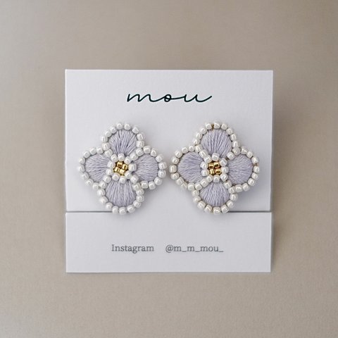 静かなお花 刺繍 イヤリング /ピアス