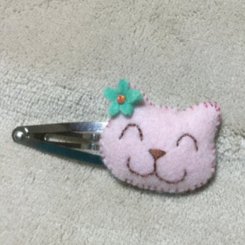 ねこのぱっちんどめ    薄ピンク