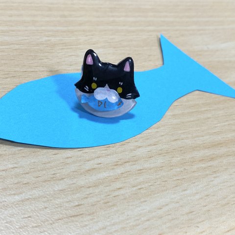 お魚咥えた猫のピンバッチ（ハチワレ）