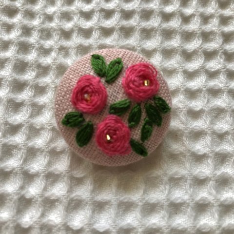 直径約3㎝ ビーズ刺繍の包みボタンブローチ ☆薔薇