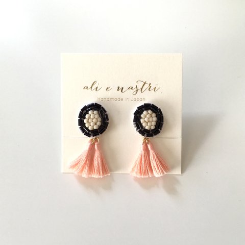 ビーズ刺繍＆フリンジイヤリング／BLACK x CORAL ~Lustrini~