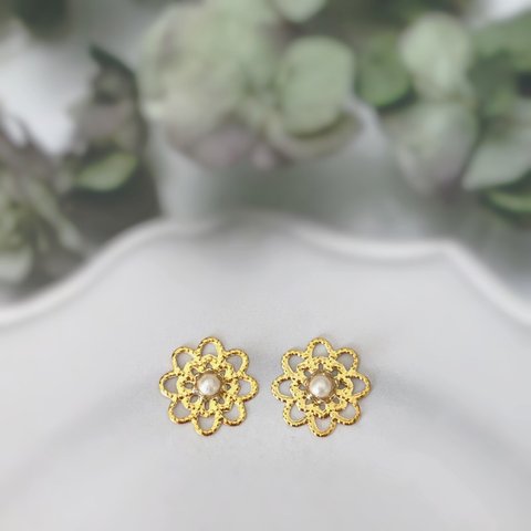 送料無料✴︎アレルギー対応✴︎再販♡gold シャンパン ピンク♡パールと透かしフラワーのピアス・イヤリング