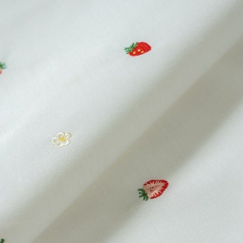 刺繍生地 【いちご/オフホワイト/キナリ花】 カットクロス 綿ポリ