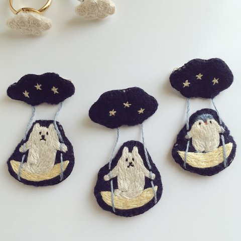 月のブランコ刺繍ブローチ  