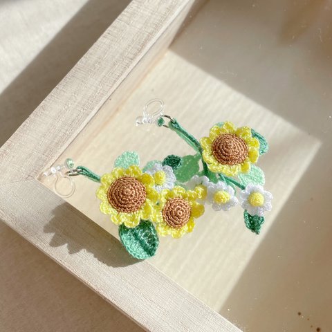 ひまわりと小花の耳飾り（イヤリング/ピアス）