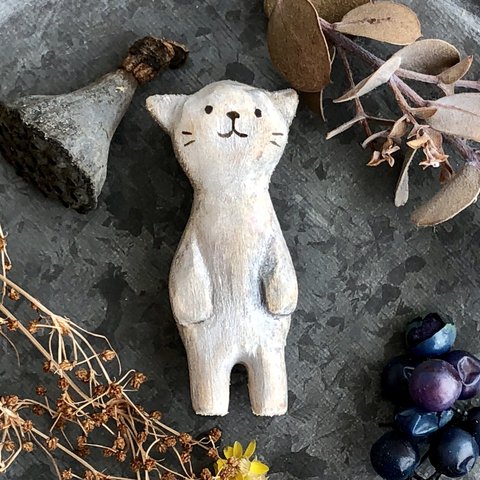 ネコ　ブローチ　木彫り　