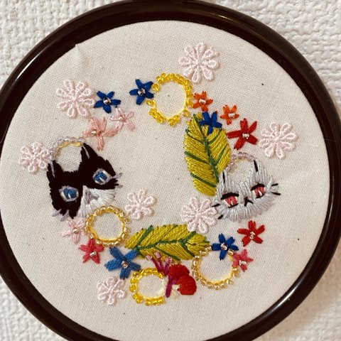 刺繍枠飾り　ねこと宝石のフラワーリース