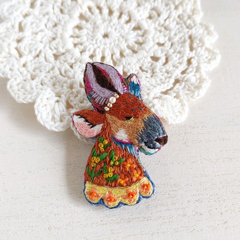 刺繍ブローチ　キンモクセイとボンゴ