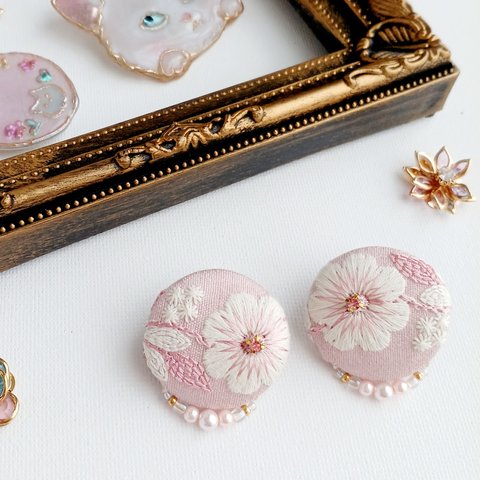 インド刺繍のくるみボタン　イヤリング〜春桜色〜