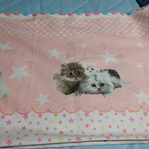 可愛いニャンコの枕カバー