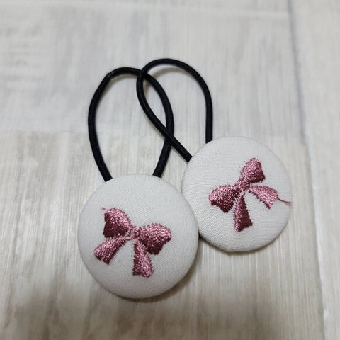 リボン刺繍 ピンク ホワイト くるみボタン 27mm ヘアゴム