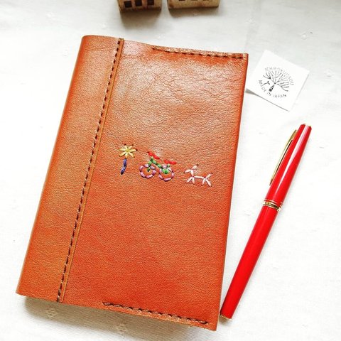 本革*ほぼ日手帳カバーA6オリジナル
文庫本カバー、お散歩刺繍