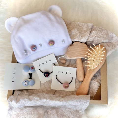 出産祝い💐刺繍4点セットBOX  刺繍ヘアゴム　ヘアブラシ　ニット帽　木製おもちゃ