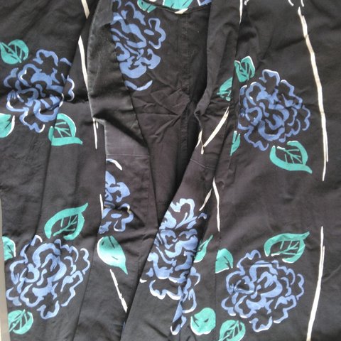 浴衣ジレ　黒地に洋風青バラ　袖なし羽織　　Yukata gilet Western-style blue rose on black background Sleeveless haori