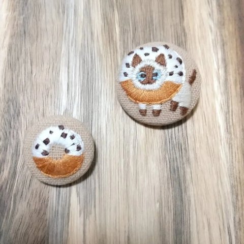 シャム猫 ドーナツ(クッキークリーム) 刺繍ブローチ