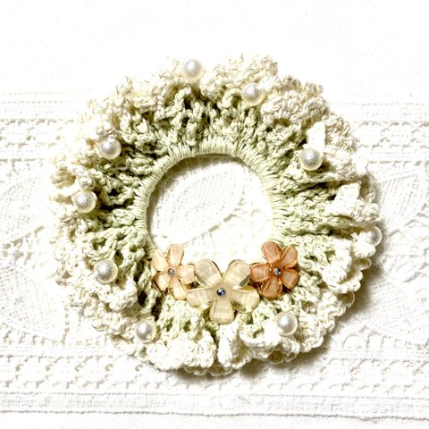 手編みお花のチャームとコットンパール付きシュシュグリーン