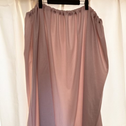 さらっとしてゆったりピンクの柔らかくて光沢があり伸縮する透けるフレアスカート(ウエストゴム)