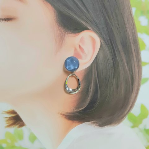 夏カラーのアクリルカボションとリングのピアス（ブルー）