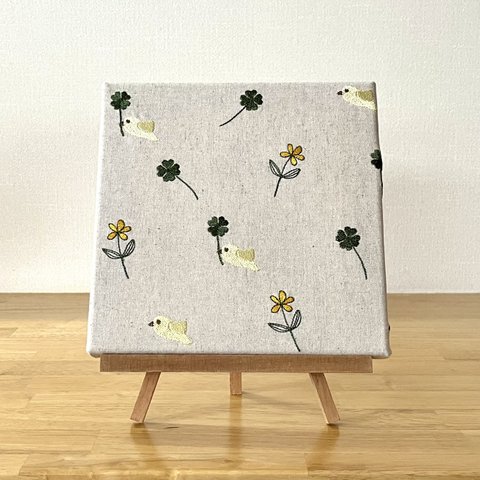 刺繍アート　ファブリックパネル20㎝　トリさんとクローバー