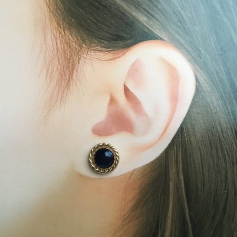 ネイビー＆金ボタンピアス