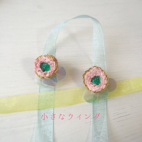 刺繍の桃色羽イヤリング