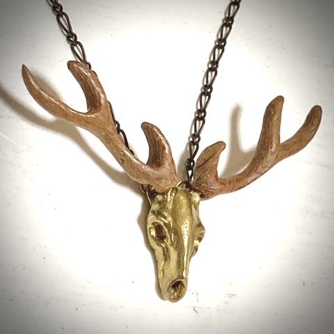 屋久杉で作った角と真鍮の骨のネックレス