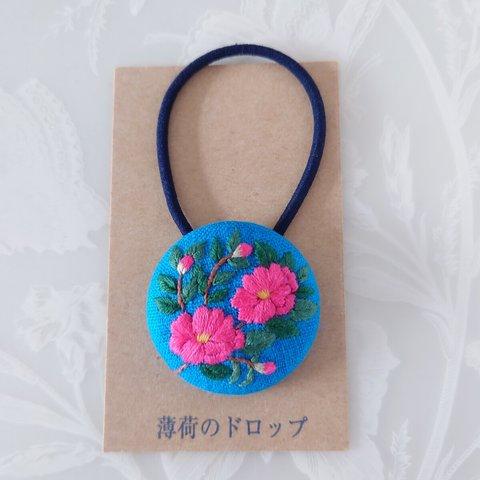 刺繍ヘアゴム「さざんか  あお」くるみボタン