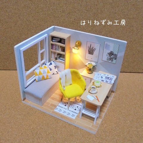 【現品 即納品】黄色の椅子がある部屋★LEDと電池付、家具・小物類 接着固定済★1/24・ドールハウス完成品・光るミニチュア・ジオラマ・クリスマスなどのギフトにも