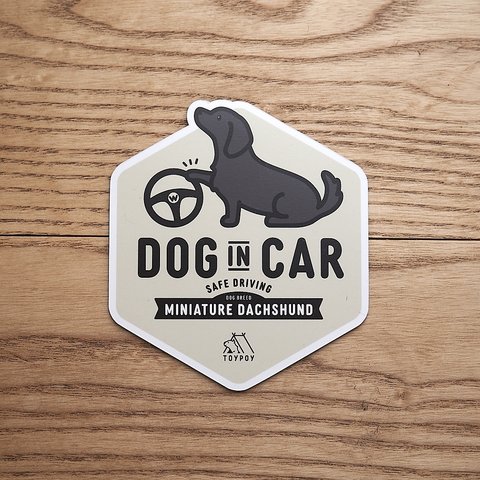 【ミニチュアダックス E】DOG IN CAR マグネットステッカー