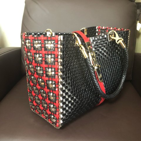 パッと目を引くBLACK and RED ジュエリーバッグ　チロルバッグ