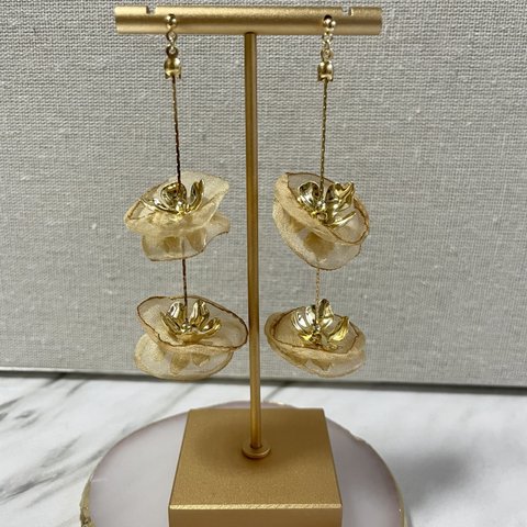 シフォン フラワー 花　ゴールド 揺れる ボリューム ゴールドピアス　ピアス　イヤリング　イヤーカフ　ウェディング　結婚式　