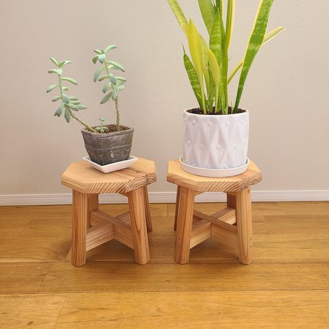 コンパクトな花台　八角形　観葉植物　小さい台　子どもイス　いす　木製　　天然　多肉植物　ミニ　花台　シンプル　無垢
