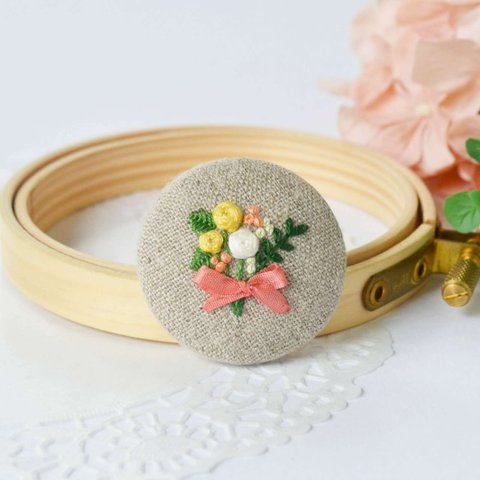 【 ブローチ 】刺繍 くるみボタン ( 3.8cm )　花束