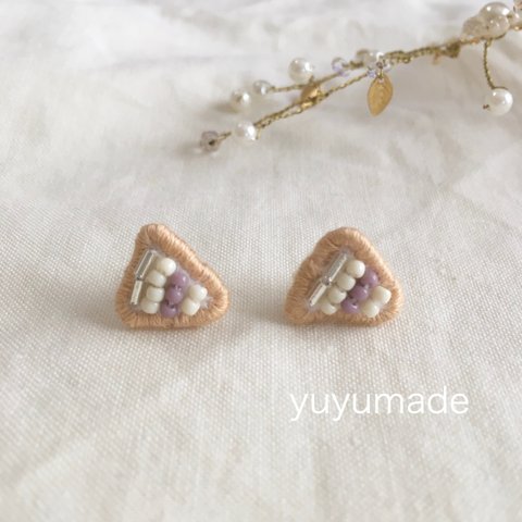 △▼さんかく刺繍ピアス△▼淡色