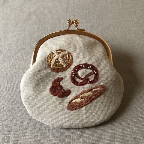 【 受注制作 】パンの刺繍がま口ポーチ