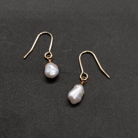 small baroque pearl × hoop : ピアス