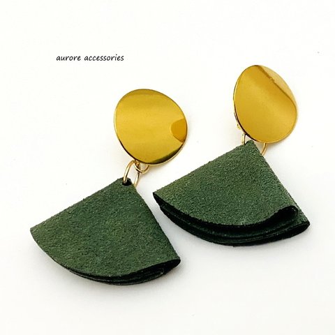 Fan shape pierced earrings　スタッドピアス　ダークグリーン　扇形　レザー　個性的　上品　大きめ　大ぶり　丸　ゴールドカラー