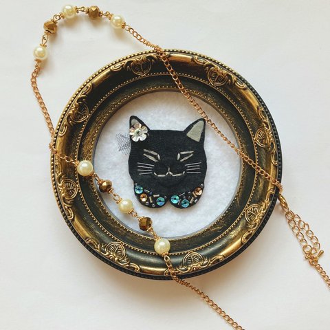 ●SOLD OUT●一点物【おねむねこブローチ】ビジュー襟の黒猫ちゃん（フェルト・ビーズ刺繍・秋冬・インテリア)