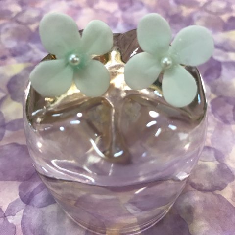 青いお花のピアス