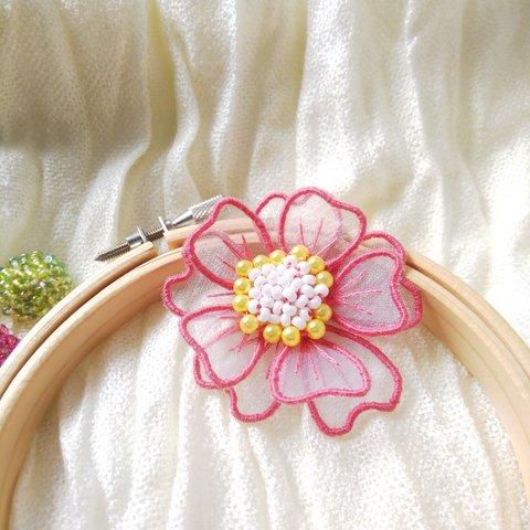 オーガンジー刺繍のお花ブローチ