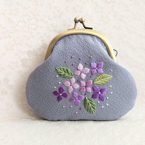 日本刺繍【紫陽花】絹のがま口小物入れ＜手のひらサイズ＞　◆銀鼠色◆　あじさい 紫色
