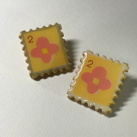 小さな花の切手のピンバッチ