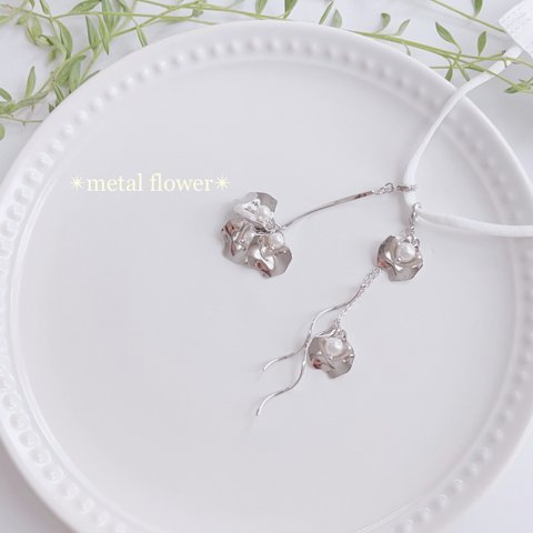 ✴︎metal flower✴︎R ピアスみたいなマスクチャーム　花　フラワー　チェーン　ひねり　ウェーブ　花びら