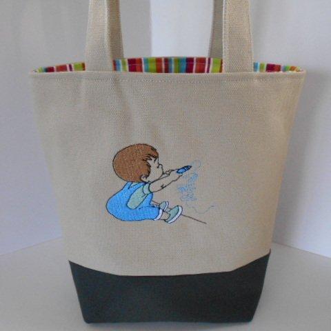 お絵かきしている男の子刺繍の帆布のミニトートバッグ　