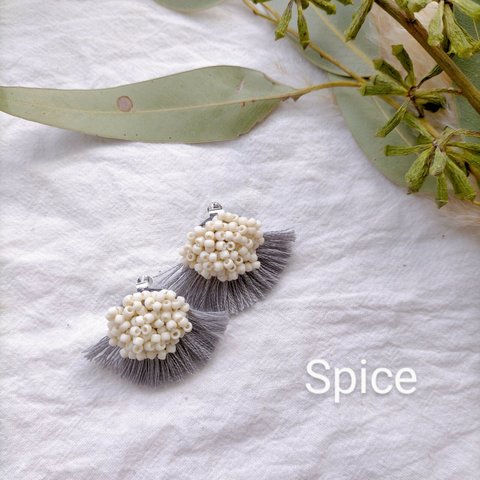 つぶつぶ。 アイボリー ビーズ 刺繍 フリンジ ピアス or イヤリング。