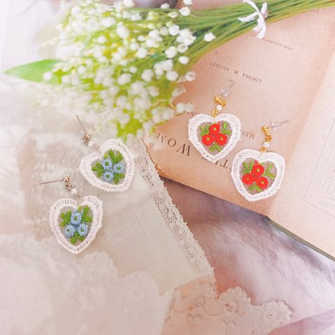 薔薇刺繍ハートピアス (レッド)