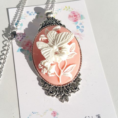 ( 大)3D　白い蝶と素敵な薔薇カメオのネックレス（ライトピンク）