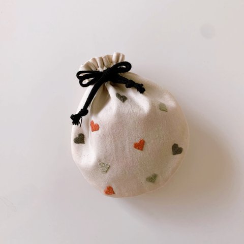 【手刺繍】ハートの刺繍のまんまる巾着【Sサイズ】生成り